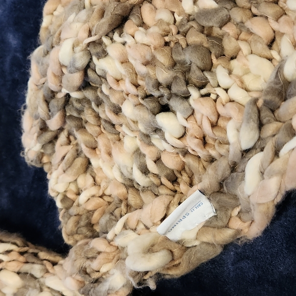 Women's Scarves - Picture 7 of 16